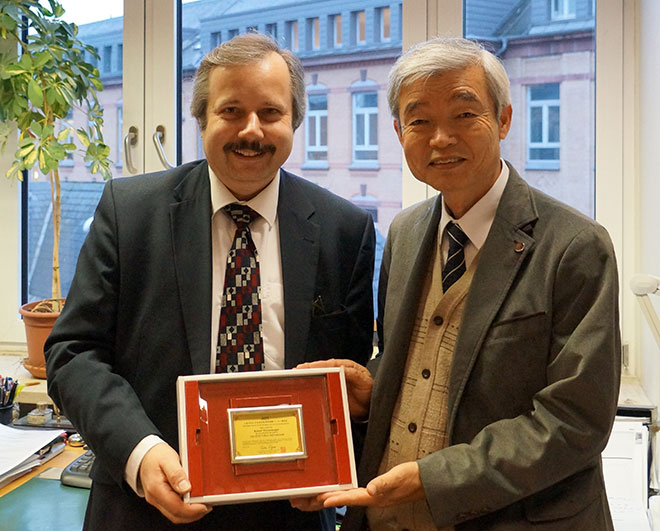 Überreichung der Ehrenplakette am 11. Dezember 2015 durch Herrn Prof. Dr. H. Daimon (NAIST, Japan) in Hamburg.
